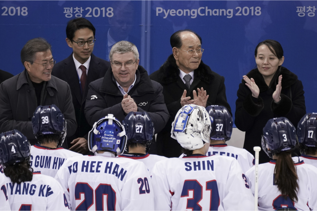 兩韓共組的女子冰上曲棍球聯隊晚間在平昌冬季奧運首場比賽迎戰瑞士,北韓領導人金正恩的胞妹金與正(右)和南韓總統文在寅(左),都坐在觀眾席觀賞比賽。 圖:達志影像/美聯社 兩韓共組的女子冰上曲棍球聯隊晚間在平昌冬季奧運首場比賽迎戰瑞士,北韓領導人金正恩的胞妹金與正(右)和南韓總統文在寅(左),都坐在觀眾席觀賞比賽。 圖:達志影像/美聯社