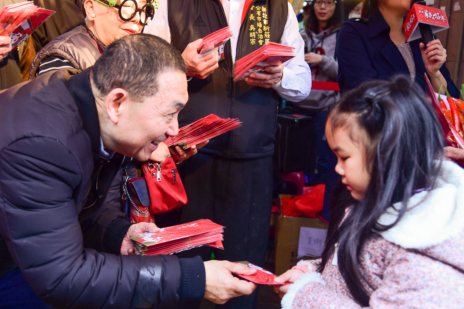 新北市副市長侯友宜發放狗年發財金。 圖:新北市政府/提供 新北市副市長侯友宜發放狗年發財金。 圖:新北市政府/提供