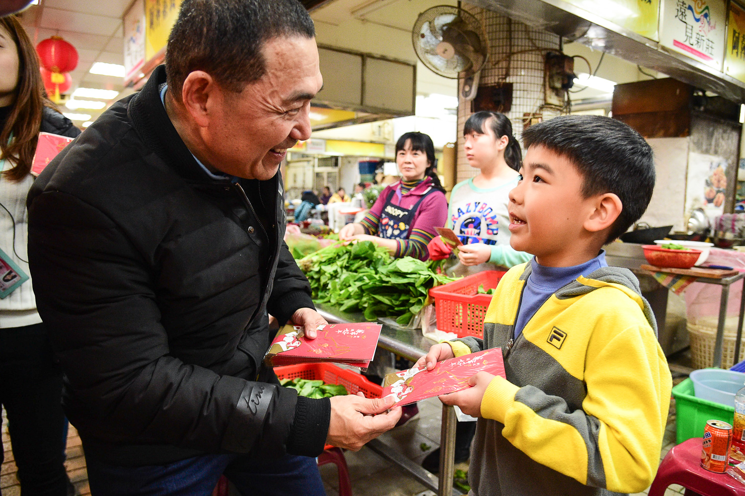 新北市副市長侯友宜親切的發放限量狗年特製發財金。 圖:新北市政府/提供 新北市副市長侯友宜親切的發放限量狗年特製發財金。 圖:新北市政府/提供