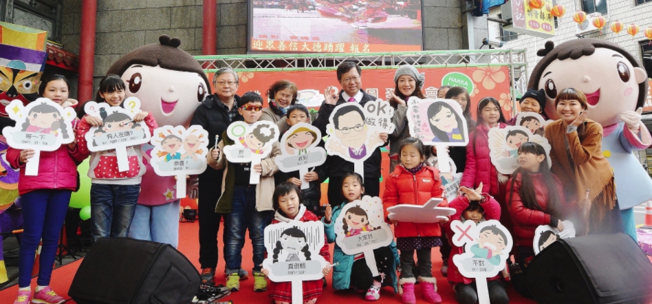 「桃園客家2」貼圖以ㄚ弟ㄚ妹做為主軸,並加入ㄚ公、ㄚ婆、ㄚ爸、ㄚ姆等其他家族成員,同時蒐集更多常用生活客語詞彙組成。 圖:桃園市政府/提供 「桃園客家2」貼圖以ㄚ弟ㄚ妹做為主軸,並加入ㄚ公、ㄚ婆、ㄚ爸、ㄚ姆等其他家族成員,同時蒐集更多常用生活客語詞彙組成。 圖:桃園市政府/提供