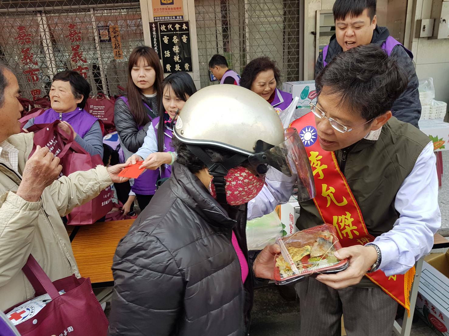 李允傑身披競選紅色彩帶出席活動。 李允傑身披競選紅色彩帶出席活動。