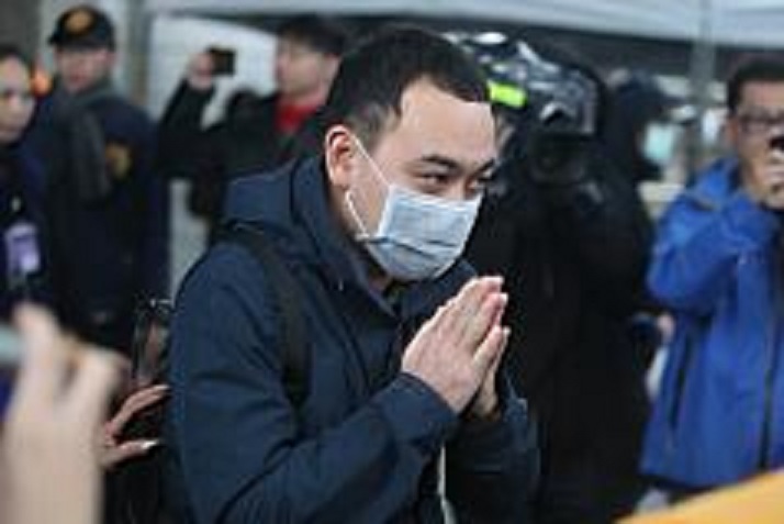 雲門翠堤大樓內北京一家五口的家屬,11日前往花蓮殯儀館辦理後事,離去前,其中一名家屬雙手合十,感謝各界關心。 雲門翠堤大樓內北京一家五口的家屬,11日前往花蓮殯儀館辦理後事,離去前,其中一名家屬雙手合十,感謝各界關心。