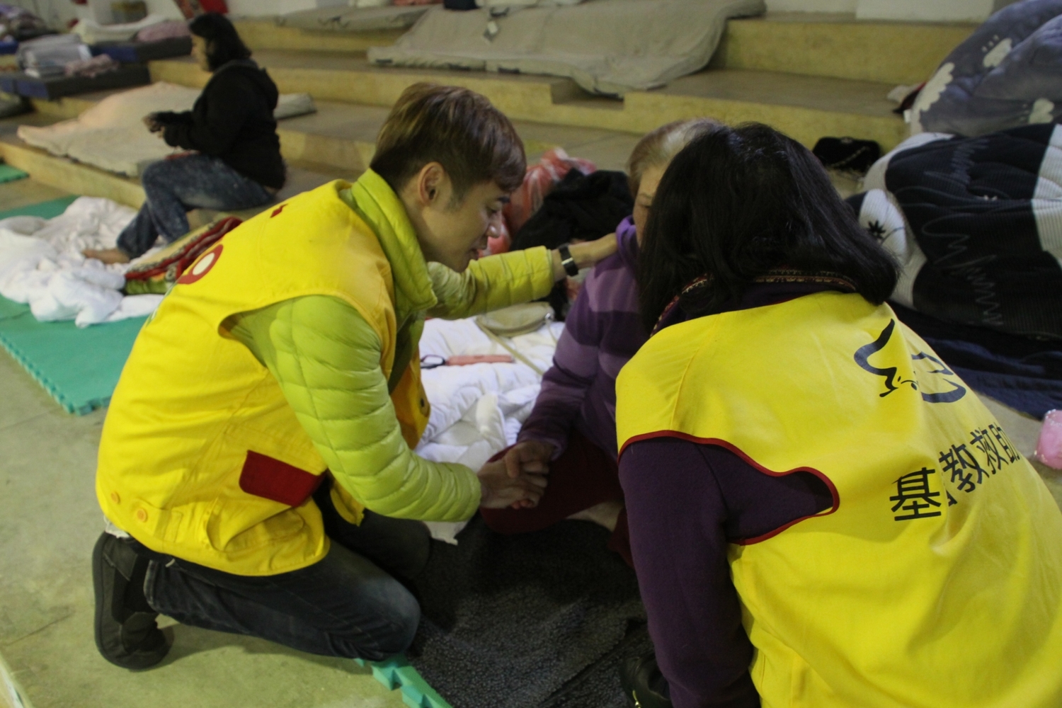 宋逸民為災民禱告。 圖:中華基督教救助協會/提供 宋逸民為災民禱告。 圖:中華基督教救助協會/提供