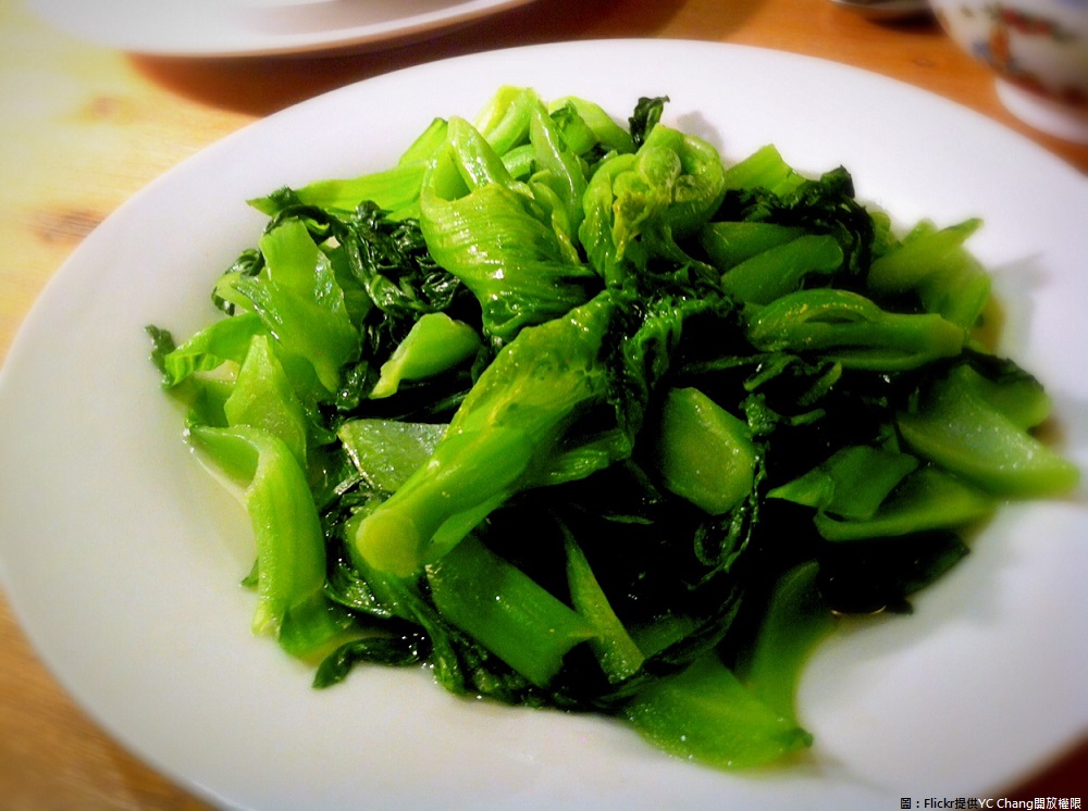 年夜飯桌上多攝取蔬菜,對身體的負擔比年糕、佛跳牆、燉豬腳等減少許多。 圖:Flickr提供YC Chang開放權限 年夜飯桌上多攝取蔬菜,對身體的負擔比年糕、佛跳牆、燉豬腳等減少許多。 圖:Flickr提供YC Chang開放權限