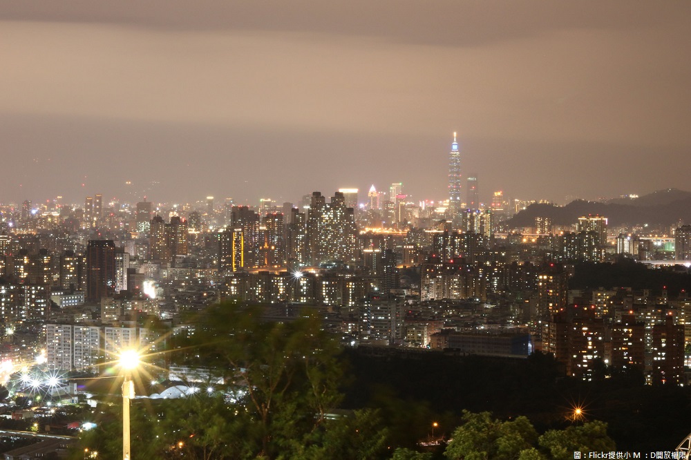 烘爐地對許多北部的朋友來說,這裡不只可以求財,還有美麗的夜景可以看。 圖:Flickr提供小 M :D開放權限 烘爐地對許多北部的朋友來說,這裡不只可以求財,還有美麗的夜景可以看。 圖:Flickr提供小 M :D開放權限