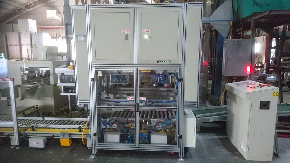 機械手正進行自動化包裝作業。 機械手正進行自動化包裝作業。