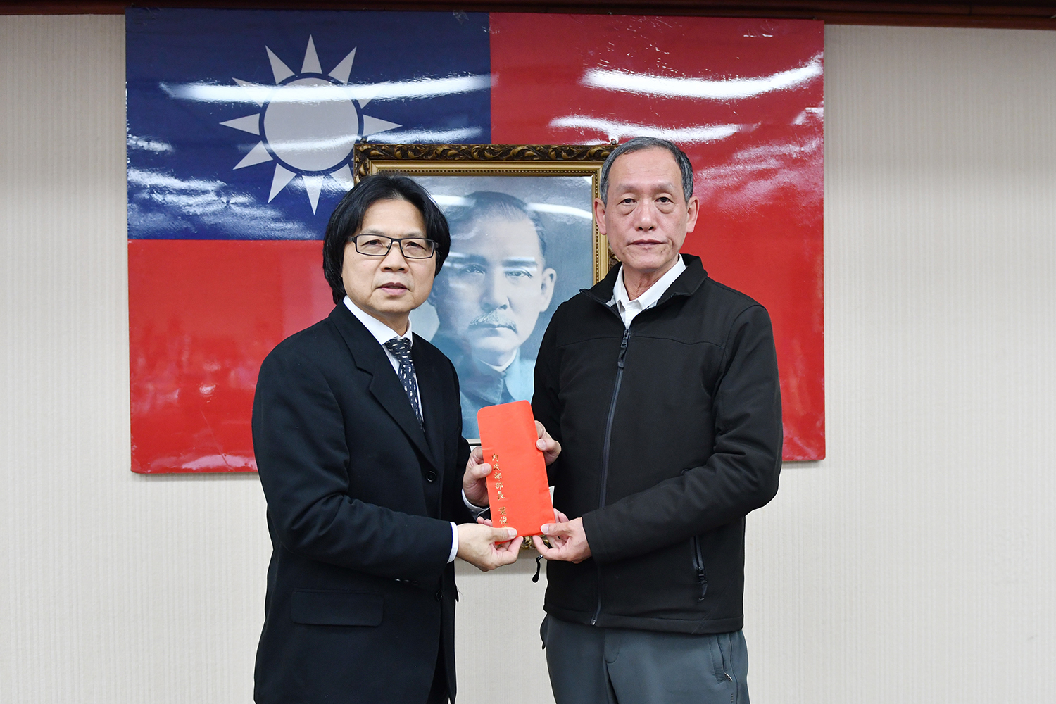 內政部長葉俊榮頒發慰勞金給空勤總隊(由總隊長董劍城代表),慰勉黑鷹搜救相關人員辛勞。 圖:內政部/提供 內政部長葉俊榮頒發慰勞金給空勤總隊(由總隊長董劍城代表),慰勉黑鷹搜救相關人員辛勞。 圖:內政部/提供