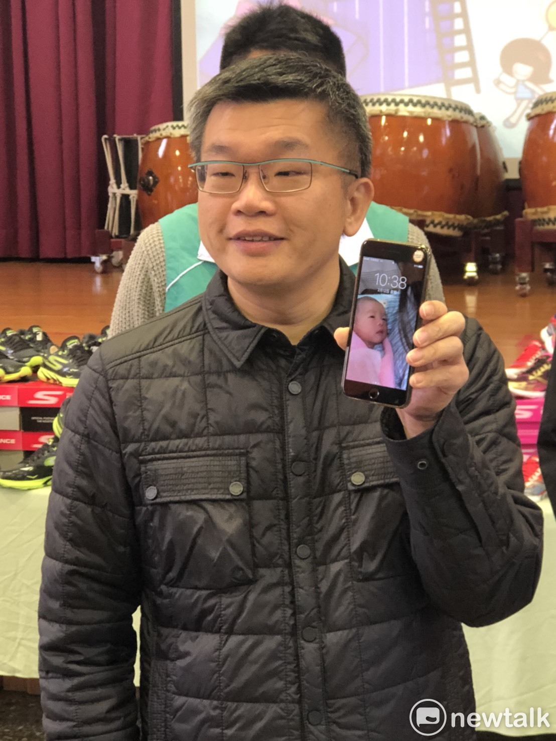 蔡其昌高興地秀出愛女照。 蔡其昌高興地秀出愛女照。
