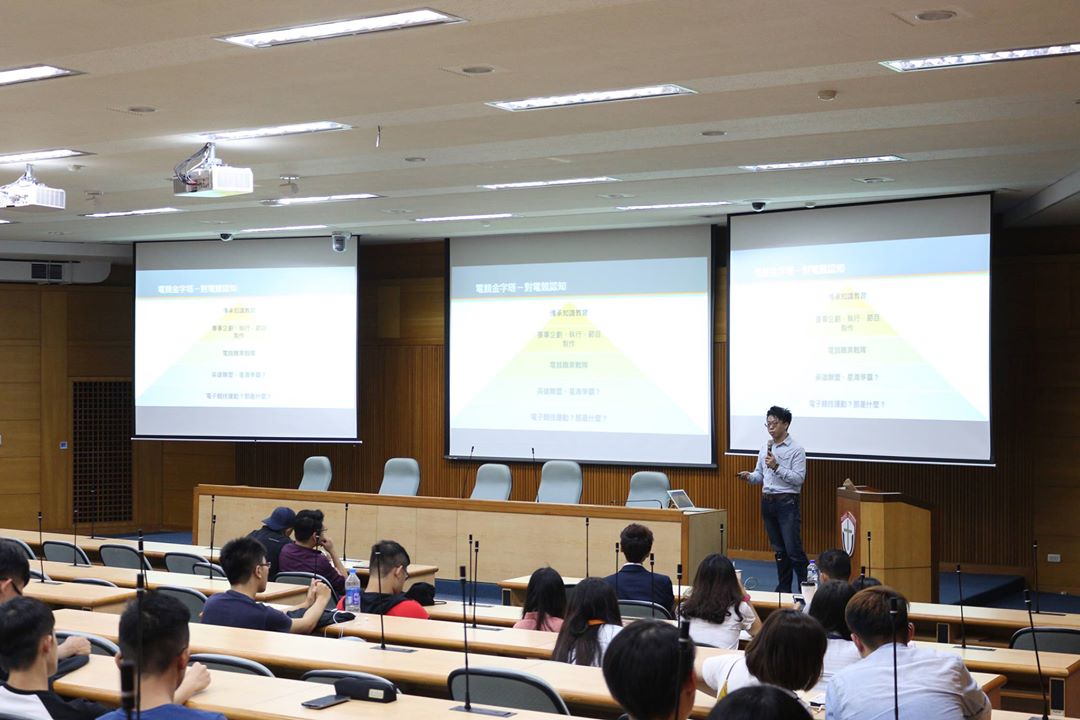 萬能科技大學資工系學生聆聽產業分享。 萬能科技大學資工系學生聆聽產業分享。