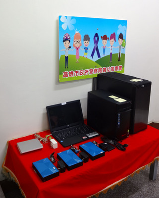 美國聯邦調查局(FBI)監控散布兒童色情影片全球百大名單,其中列名第30及33的台灣犯嫌何姓、溫姓男子遭警方逮捕,查扣的6部行動硬碟儲存量約有20TB,初估兒童色情影片檔案數量達2500部。 圖 : 中央社 美國聯邦調查局(FBI)監控散布兒童色情影片全球百大名單,其中列名第30及33的台灣犯嫌何姓、溫姓男子遭警方逮捕,查扣的6部行動硬碟儲存量約有20TB,初估兒童色情影片檔案數量達2500部。 圖 : 中央社