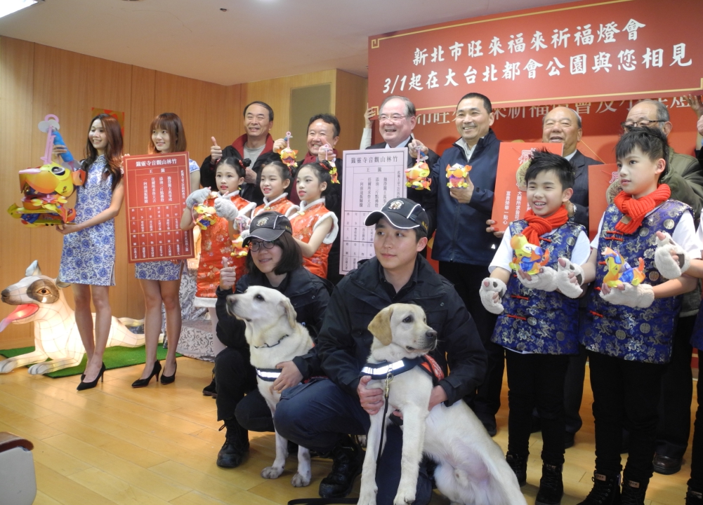 新北市府以可愛的警犬福星為雛形,製作16萬盞狗年小提燈發送民眾。 新北市府以可愛的警犬福星為雛形,製作16萬盞狗年小提燈發送民眾。