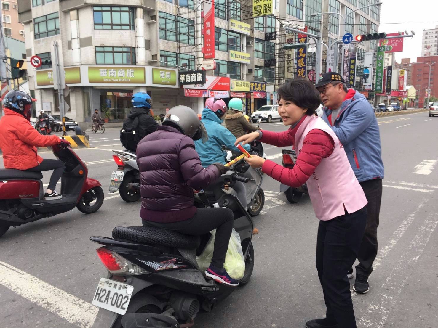 陳亭妃赴永康兵仔市場拜票,向攤商與民眾拜早年,祈禱大家狗年旺旺來,幸福跟著來。 陳亭妃赴永康兵仔市場拜票,向攤商與民眾拜早年,祈禱大家狗年旺旺來,幸福跟著來。
