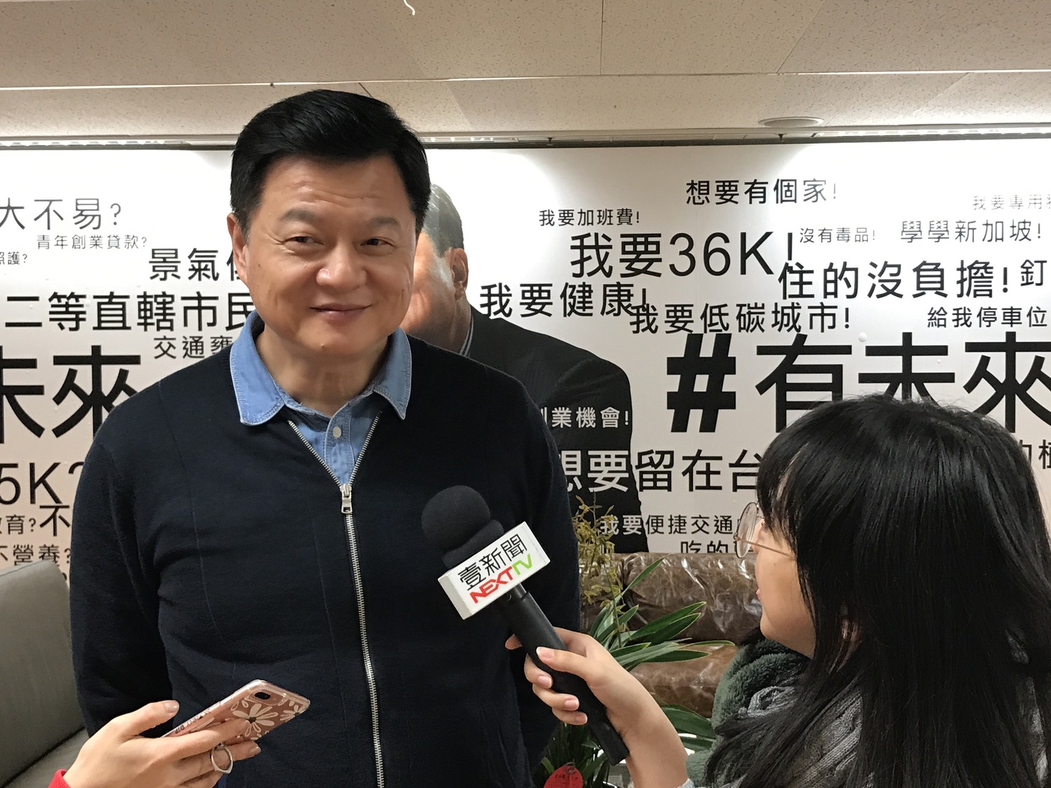 周錫瑋接受媒體訪問,質疑很多協會及農會想要連署挺他,都被市府壓住了;他希望侯友宜跟男子漢一樣站出來,讓市民看一看、聽一聽政見。 周錫瑋接受媒體訪問,質疑很多協會及農會想要連署挺他,都被市府壓住了;他希望侯友宜跟男子漢一樣站出來,讓市民看一看、聽一聽政見。