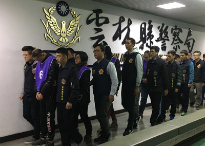 雲林檢方指揮警憲專案小組,12日宣布查獲境外詐欺潛逃回台的張姓嫌疑人等27人到案,依法移送雲林地檢署偵辦,其中張嫌等8人聲押獲准。 雲林檢方指揮警憲專案小組,12日宣布查獲境外詐欺潛逃回台的張姓嫌疑人等27人到案,依法移送雲林地檢署偵辦,其中張嫌等8人聲押獲准。