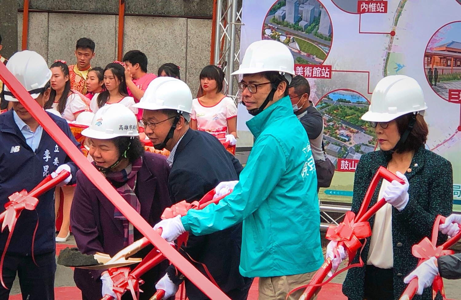 高雄市區鐵路地下化站區園道工程今天上午舉行動土典禮。出席典禮的立委陳其邁今表示,將全力向中央爭取預算到位。 高雄市區鐵路地下化站區園道工程今天上午舉行動土典禮。出席典禮的立委陳其邁今表示,將全力向中央爭取預算到位。