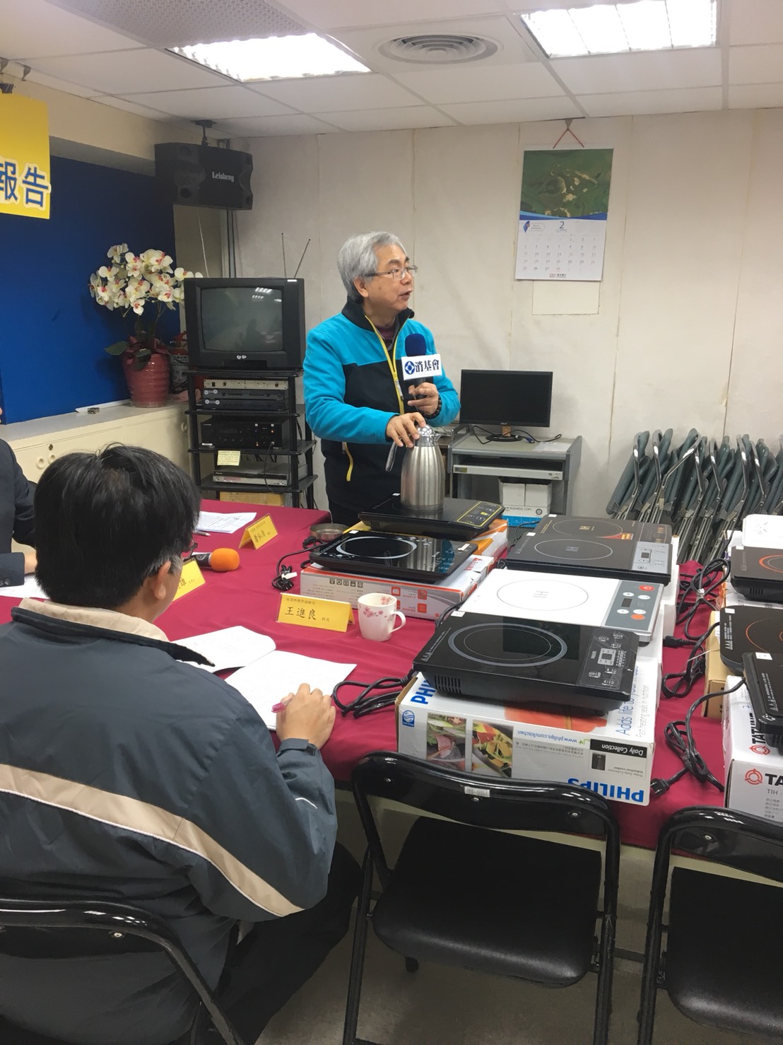 去年6月間,消基會對基隆及宜蘭地區的百貨公司、電器賣場及零售商店等販售通路,隨機購樣市售10件電磁爐進行檢測,檢測結果發現「品質項目」及「重要零組件比對」各有1件不符合規定,「商品檢驗標識」及「中文標示」則全數符合規定。 去年6月間,消基會對基隆及宜蘭地區的百貨公司、電器賣場及零售商店等販售通路,隨機購樣市售10件電磁爐進行檢測,檢測結果發現「品質項目」及「重要零組件比對」各有1件不符合規定,「商品檢驗標識」及「中文標示」則全數符合規定。