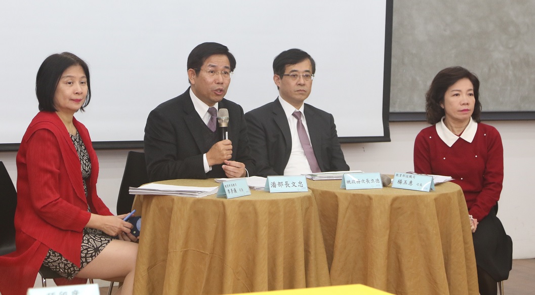 107年度高教深耕計畫 結果出爐,雖然教育部獎 補助款縮水,但台大還是拔得頭籌獲得18億元,其次是成功大學11億元。 107年度高教深耕計畫 結果出爐,雖然教育部獎 補助款縮水,但台大還是拔得頭籌獲得18億元,其次是成功大學11億元。