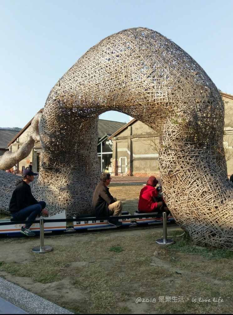休假來個高雄之旅,前進駁二藝術特區、哈瑪星鐵道文化園區、高雄壽山動物園,最後還可以在西子灣享受腳踏車與夕陽。 休假來個高雄之旅,前進駁二藝術特區、哈瑪星鐵道文化園區、高雄壽山動物園,最後還可以在西子灣享受腳踏車與夕陽。