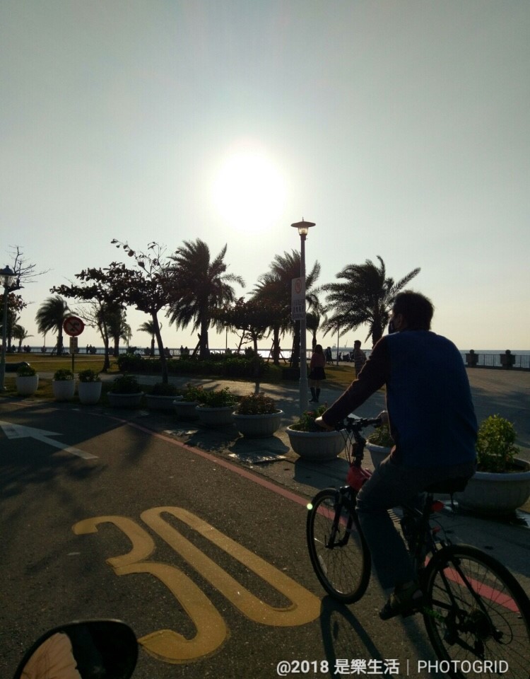 休假來個高雄之旅,前進駁二藝術特區、哈瑪星鐵道文化園區、高雄壽山動物園,最後還可以在西子灣享受腳踏車與夕陽。 休假來個高雄之旅,前進駁二藝術特區、哈瑪星鐵道文化園區、高雄壽山動物園,最後還可以在西子灣享受腳踏車與夕陽。