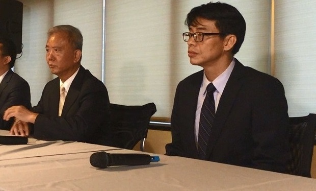 頂新集團旗下正義公司總經理何育仁(右一),黑心油案二審遭重判有期徒刑11年。 頂新集團旗下正義公司總經理何育仁(右一),黑心油案二審遭重判有期徒刑11年。