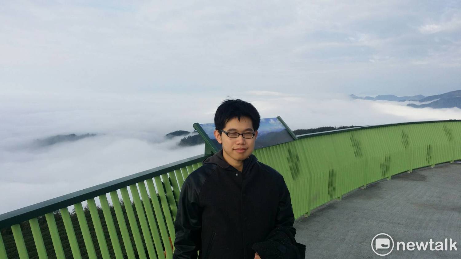 雲嶺之丘,遊客在觀景台前看雲海。 雲嶺之丘,遊客在觀景台前看雲海。