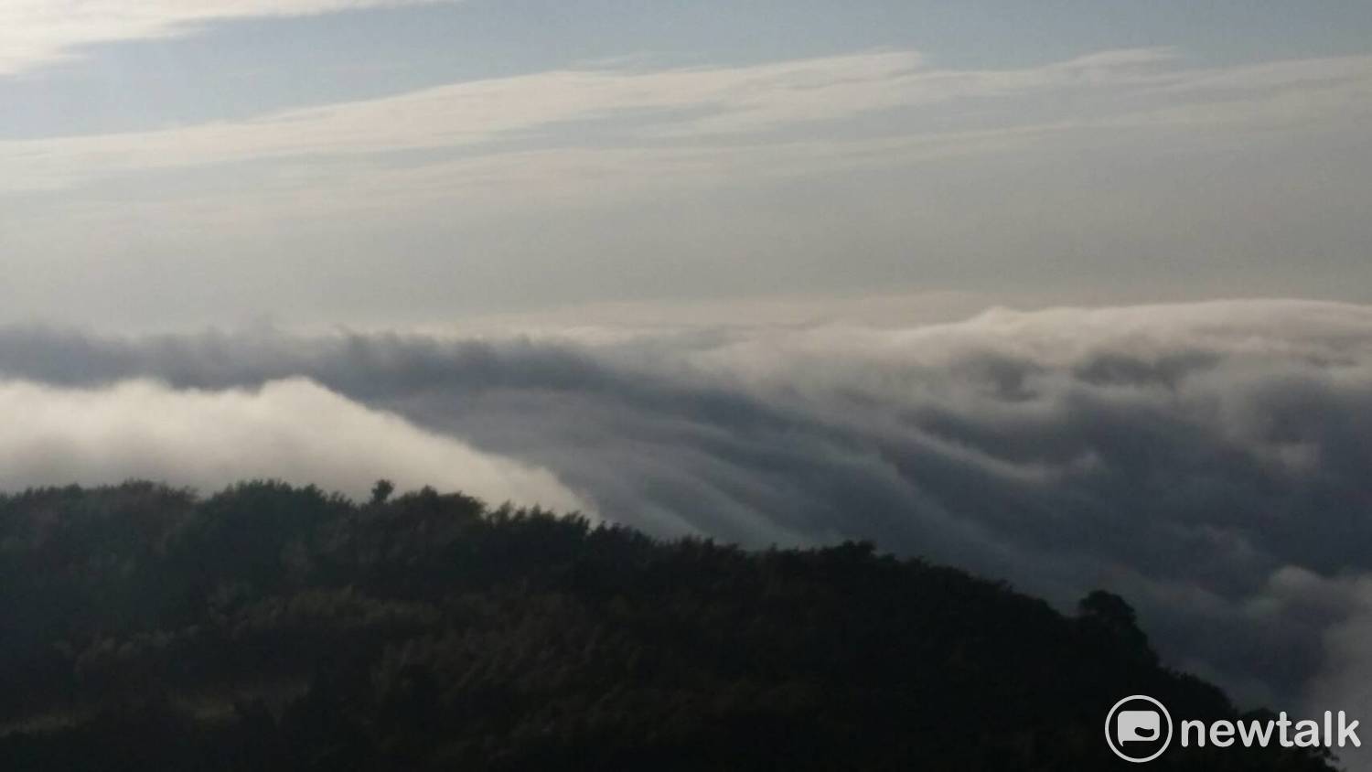 雲海隨著山形波動而成雲瀑。 圖 : 謝步智/攝 雲海隨著山形波動而成雲瀑。 圖 : 謝步智/攝