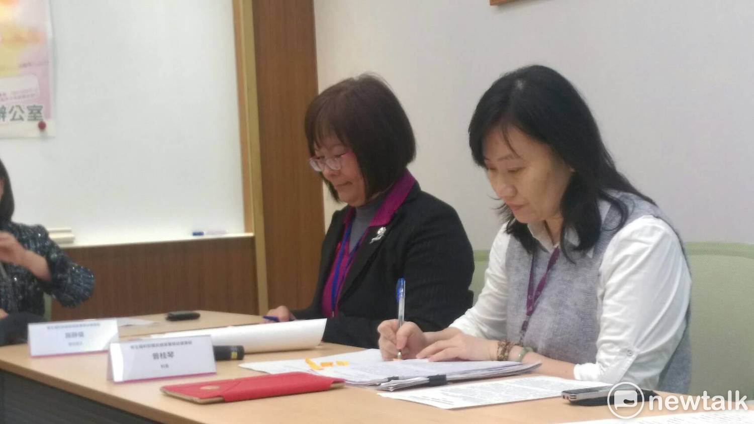 對此,國健署表示,因應新舊版本銜接過度,呼籲孕婦盡快與國健署聯繫更換手冊。 圖:趙婉淳/攝 對此,國健署表示,因應新舊版本銜接過度,呼籲孕婦盡快與國健署聯繫更換手冊。 圖:趙婉淳/攝
