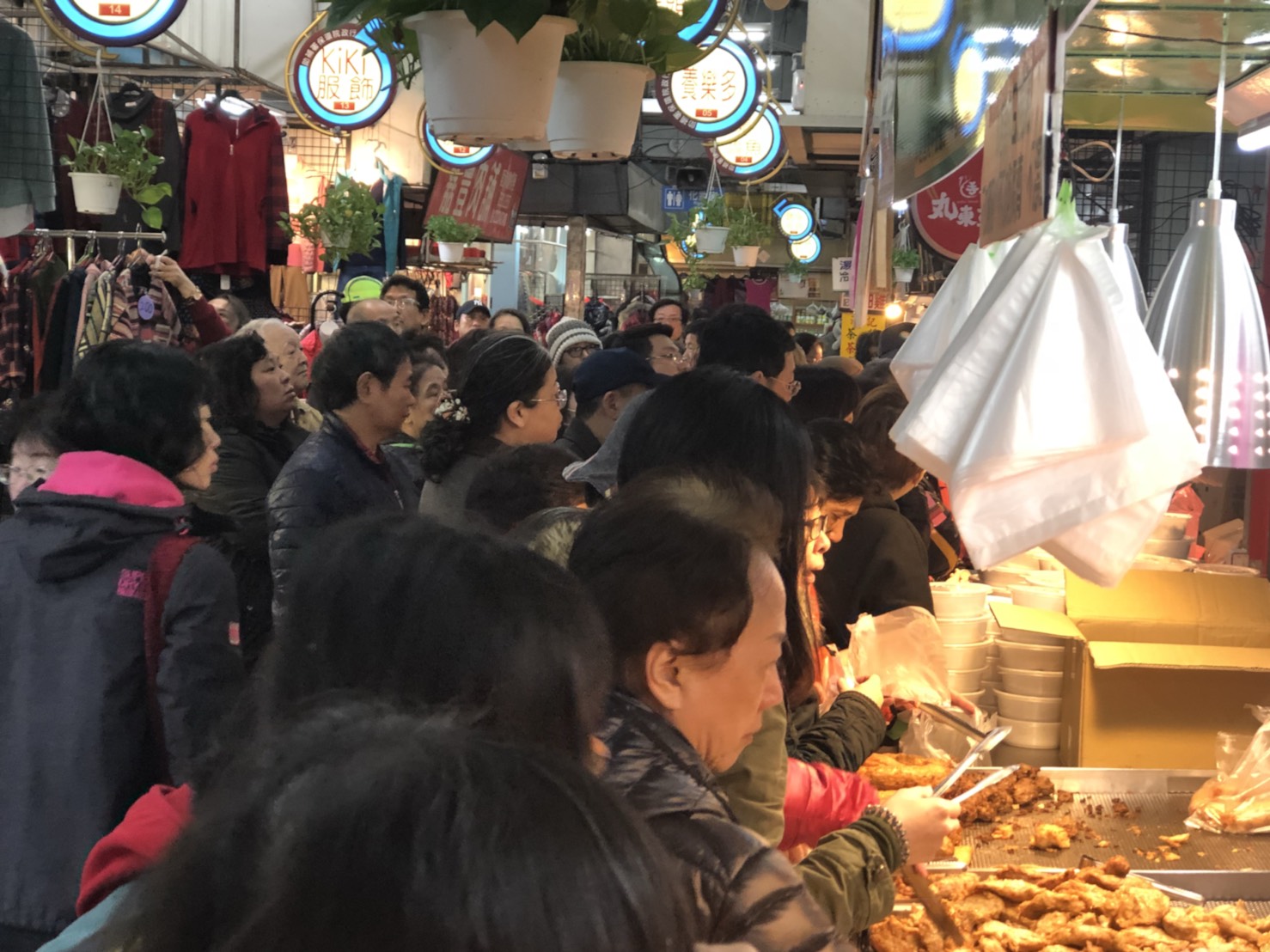 柳川整治吸引人潮, 帶動了第五市場的買氣。 柳川整治吸引人潮, 帶動了第五市場的買氣。