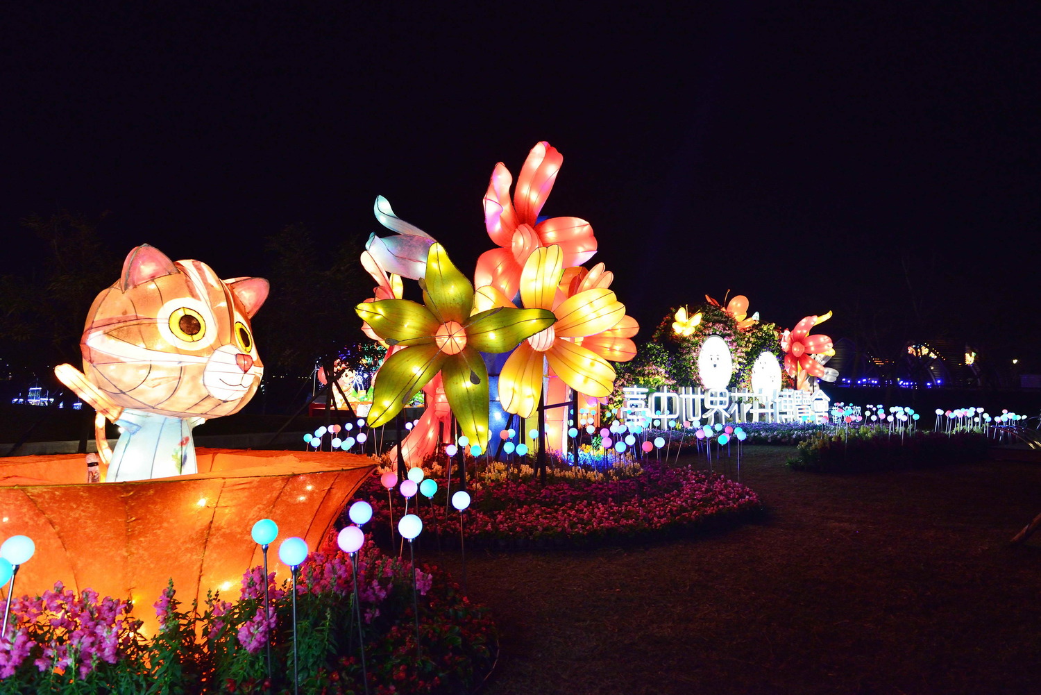嘉義燈會園區中的「台中花博燈區」,運用新鮮花卉植栽打造「石虎家族造型花燈」,並以「花之光影」為主題,結合台中在地藝術家張子晴花卉光影投射,展現虛與實的藝術體驗。 圖:台中市政府/提供 嘉義燈會園區中的「台中花博燈區」,運用新鮮花卉植栽打造「石虎家族造型花燈」,並以「花之光影」為主題,結合台中在地藝術家張子晴花卉光影投射,展現虛與實的藝術體驗。 圖:台中市政府/提供