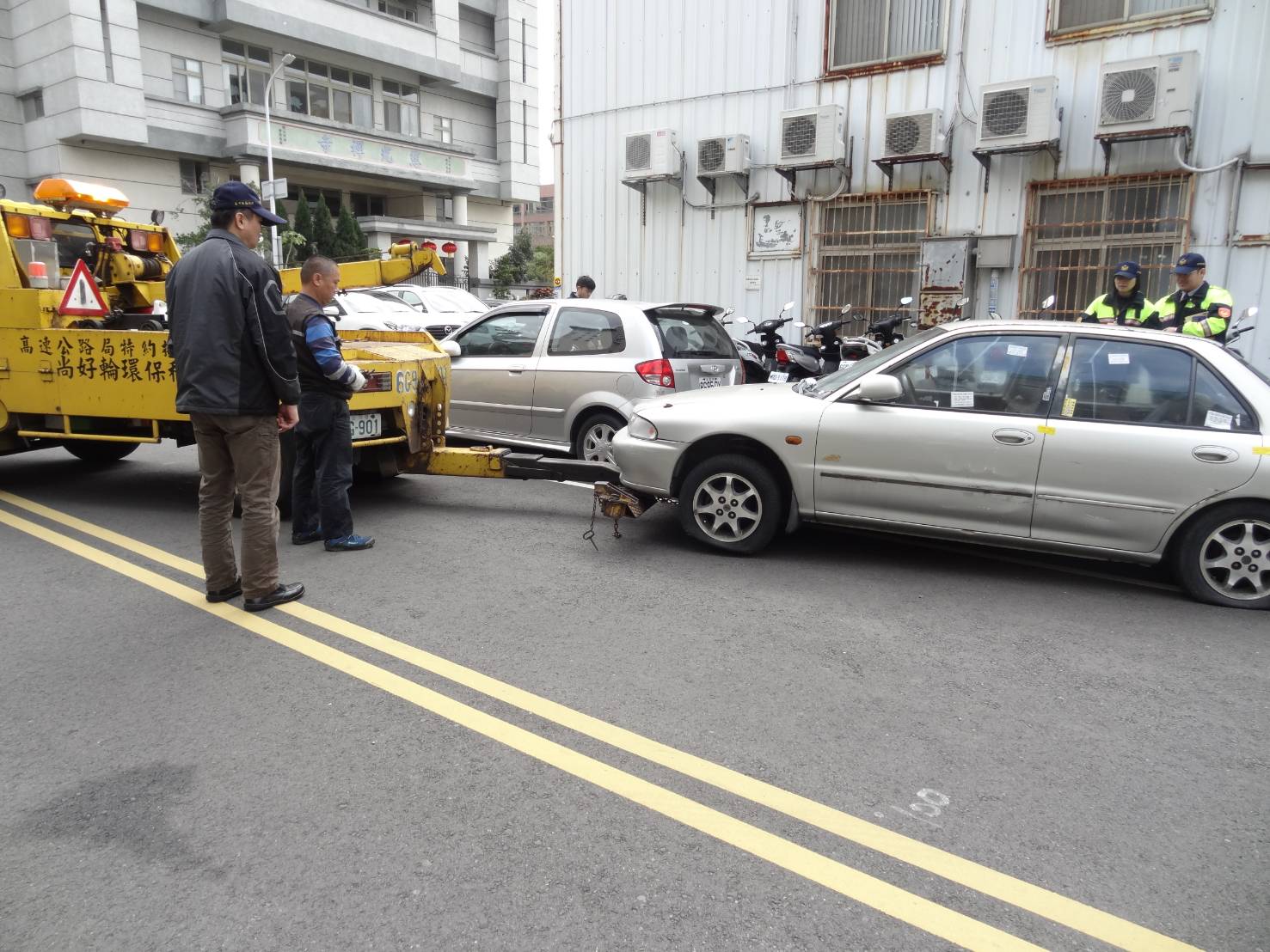 停放路邊註銷號牌車輛 監理、警察與停管三單位合作加強收繳 停放路邊註銷號牌車輛 監理、警察與停管三單位合作加強收繳