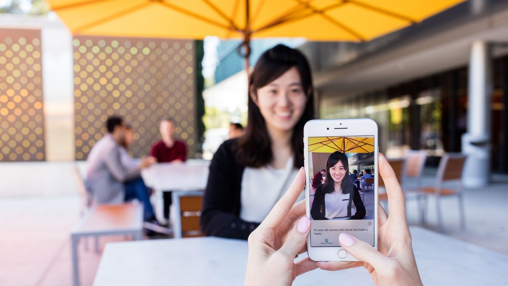 微軟設計的「Seeing AI」應用程式,可以幫助視障人士辨識朋友及其臉部表情。 微軟設計的「Seeing AI」應用程式,可以幫助視障人士辨識朋友及其臉部表情。