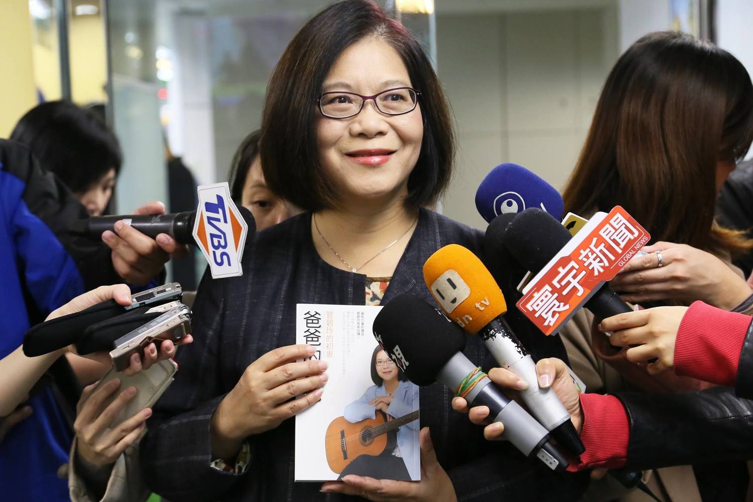 民進黨立委管碧玲去年中推出她個人半自傳新書「爸爸的吉他」,大獲好評;許多鄉親希望推出有聲書,可以讓他們一邊工作一邊聆聽,或是方便盲人朋友聆聽。因此,管碧玲辦公室特別在年前規劃管媽網路有聲書系列,並在今天下午4點以直播方式發表。 民進黨立委管碧玲去年中推出她個人半自傳新書「爸爸的吉他」,大獲好評;許多鄉親希望推出有聲書,可以讓他們一邊工作一邊聆聽,或是方便盲人朋友聆聽。因此,管碧玲辦公室特別在年前規劃管媽網路有聲書系列,並在今天下午4點以直播方式發表。