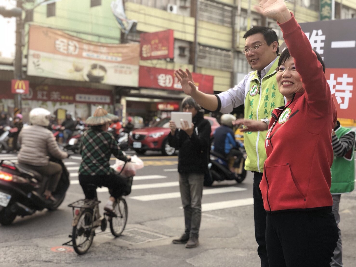 民進黨立委劉世芳昨天下午陪同議員參選人洪村銘在大寮萬丹路口拜票,面對熱情的鄉親,劉世芳懇請民眾給予年輕人機會,替地方多爭取一席優質議員。 民進黨立委劉世芳昨天下午陪同議員參選人洪村銘在大寮萬丹路口拜票,面對熱情的鄉親,劉世芳懇請民眾給予年輕人機會,替地方多爭取一席優質議員。