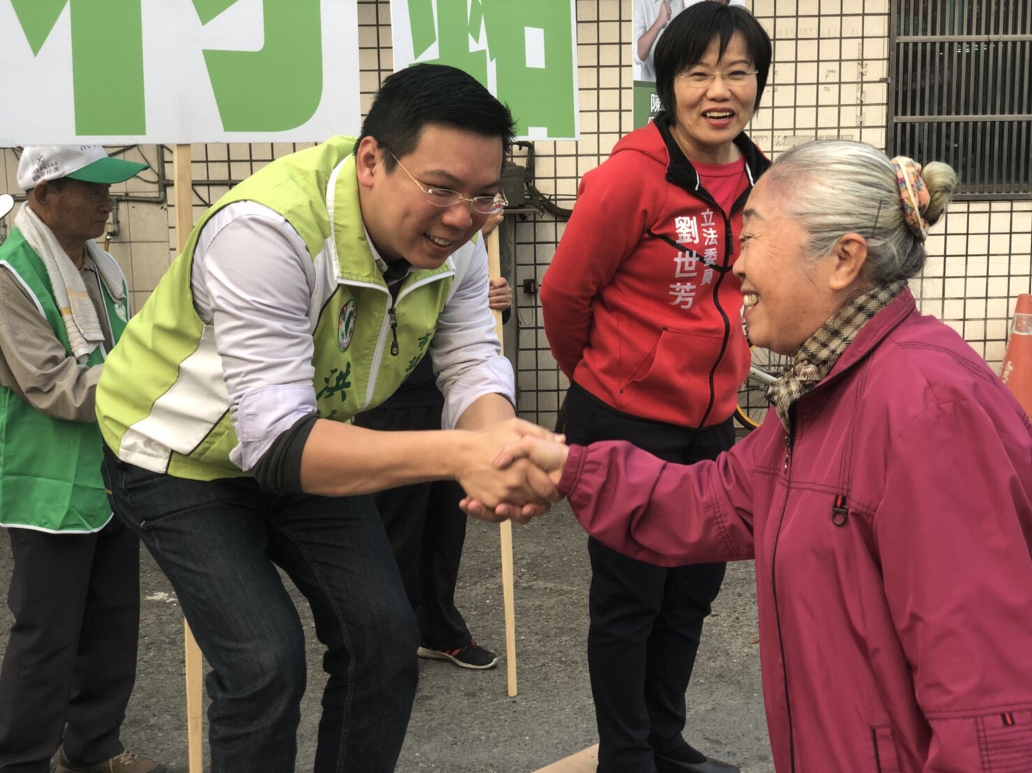 不少民眾上前給予鼓勵支持,提振士氣 圖 : 劉世芳辦公室/提供 不少民眾上前給予鼓勵支持,提振士氣 圖 : 劉世芳辦公室/提供