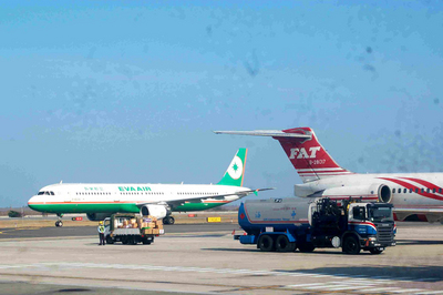 農曆春節連假開始,台澎空中交通疏運進入高峰,國內
各航空公司除了原有ATR的客機外,包括遠東、華信與立榮航空,也都調度MD80、A320、737-800等大型客機
來疏運返鄉人潮。 圖:中央社 農曆春節連假開始,台澎空中交通疏運進入高峰,國內
各航空公司除了原有ATR的客機外,包括遠東、華信與立榮航空,也都調度MD80、A320、737-800等大型客機
來疏運返鄉人潮。 圖:中央社