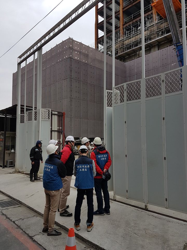 工務局表示,這次稽查重點為工地安全防護措施,包括安全圍籬、防止物料向外飛散或墜落之措施、施工架、開挖中工地擋土及支撐等檢查。 圖 : 新北市工務局 / 提供 工務局表示,這次稽查重點為工地安全防護措施,包括安全圍籬、防止物料向外飛散或墜落之措施、施工架、開挖中工地擋土及支撐等檢查。 圖 : 新北市工務局 / 提供