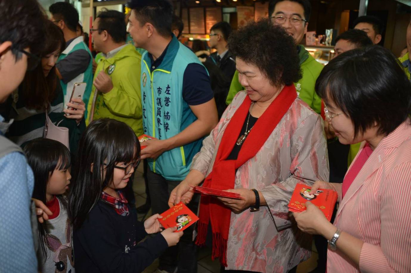 現場排起長長人龍等候領取紅包,搶沾年節喜氣。 圖 : 高雄市政府/提供 現場排起長長人龍等候領取紅包,搶沾年節喜氣。 圖 : 高雄市政府/提供