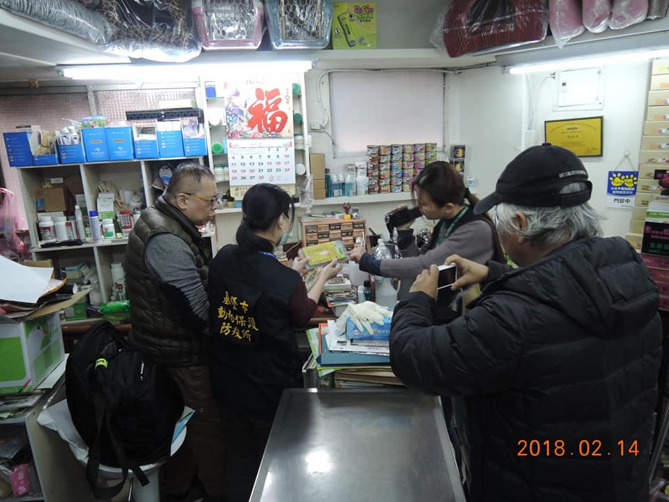 基隆市動物保護防疫所今(14)日突擊查緝,破獲一間寵物店無獸醫診療機構開業執照卻兼營獸醫診療業務。動保所人員將店內執行業務之器械、藥品沒入,並貼上封條。 圖:基隆市動保所/提供 基隆市動物保護防疫所今(14)日突擊查緝,破獲一間寵物店無獸醫診療機構開業執照卻兼營獸醫診療業務。動保所人員將店內執行業務之器械、藥品沒入,並貼上封條。 圖:基隆市動保所/提供