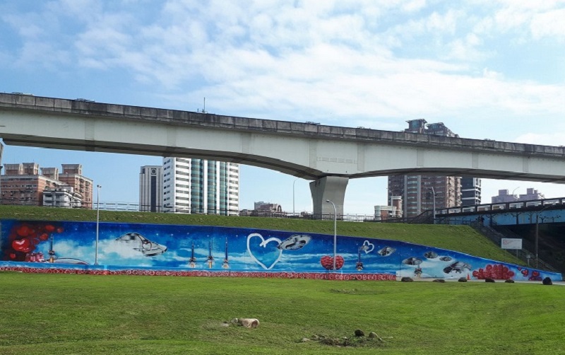 新北市大台北都會公園內的幸福水漾園區的彩繪壁畫,譲今年的西洋情人節,更幸福濃烈,更讓下個月即將來到3/14的日本白色情人節,又多了一個幸福浪漫的拍照打卡景點。 新北市大台北都會公園內的幸福水漾園區的彩繪壁畫,譲今年的西洋情人節,更幸福濃烈,更讓下個月即將來到3/14的日本白色情人節,又多了一個幸福浪漫的拍照打卡景點。