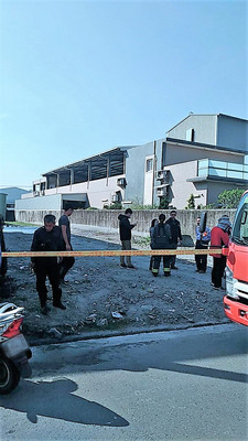高雄市鳥松區興農巷一處鐵皮工廠旁路面14日上午噴發泥漿,波及鄰近道路,警消獲報到場拉起封鎖線,並協同環保局、農業局及鳥松區公所等單位輪番派員到場警戒,所幸噴漿量不大,未釀成災。 高雄市鳥松區興農巷一處鐵皮工廠旁路面14日上午噴發泥漿,波及鄰近道路,警消獲報到場拉起封鎖線,並協同環保局、農業局及鳥松區公所等單位輪番派員到場警戒,所幸噴漿量不大,未釀成災。
