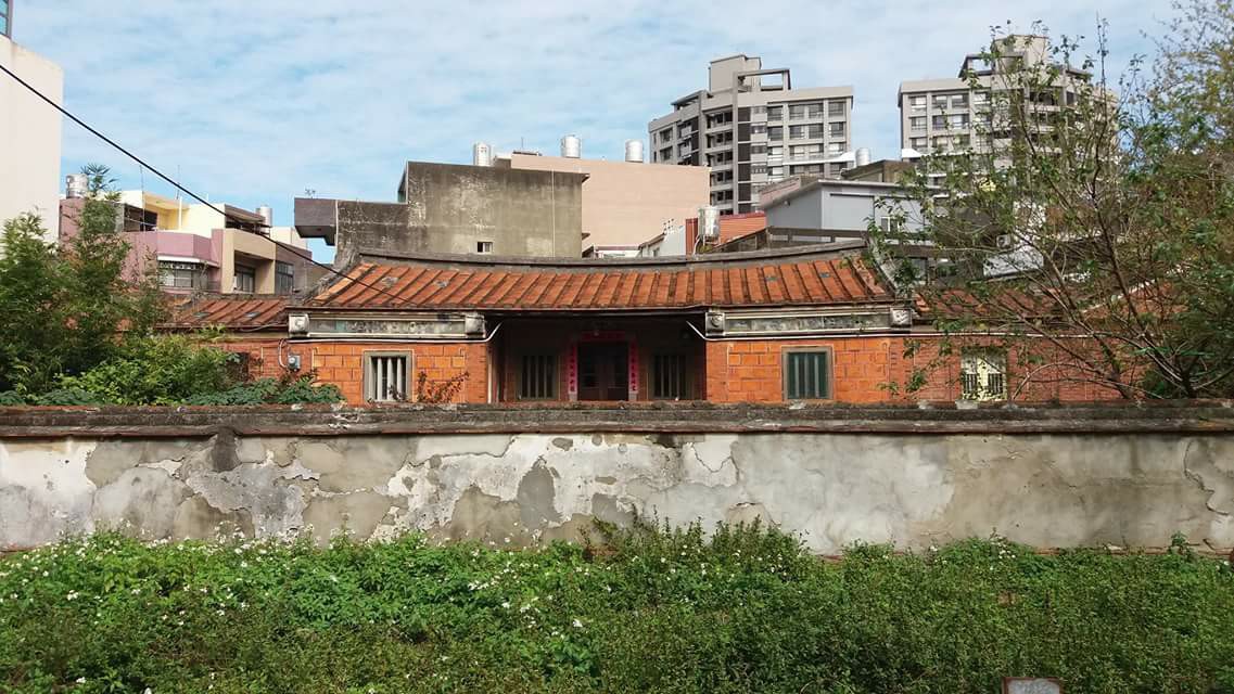 拆了房子好過年?新竹太原第今(15)日遭溫氏家族強拆,文史工作者緊急報警並通知新竹文化局與文化部。 圖:董米亞。提供 拆了房子好過年?新竹太原第今(15)日遭溫氏家族強拆,文史工作者緊急報警並通知新竹文化局與文化部。 圖:董米亞。提供