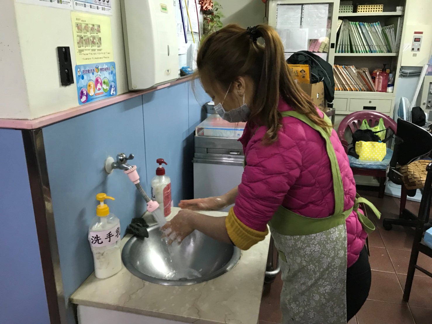 處理食物時要勤洗手,以免感染腸胃炎 圖 : 台中市政府/提供 處理食物時要勤洗手,以免感染腸胃炎 圖 : 台中市政府/提供