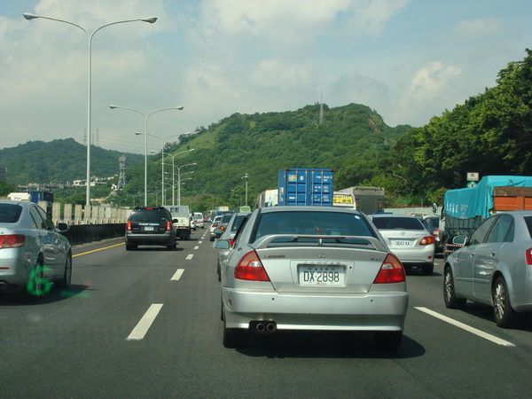 除夕民眾趕著返鄉團圓,國道車流中午過後開始湧入車潮,壅塞多為南向路段,包括國1南向湖口服務區到竹北時速35公里,國3南向關西服務區到關西時速30公里,國3南向茄苳到香山時速31公里和國5南向南港到石碇時速43公里。中午12時15分國1南向90K竹北出口前,兩輛2小自客車追撞佔用內線事故,事故已於12時27分排除,無人受傷,但回堵5公里。 圖 : 新頭殼資料照片 除夕民眾趕著返鄉團圓,國道車流中午過後開始湧入車潮,壅塞多為南向路段,包括國1南向湖口服務區到竹北時速35公里,國3南向關西服務區到關西時速30公里,國3南向茄苳到香山時速31公里和國5南向南港到石碇時速43公里。中午12時15分國1南向90K竹北出口前,兩輛2小自客車追撞佔用內線事故,事故已於12時27分排除,無人受傷,但回堵5公里。 圖 : 新頭殼資料照片