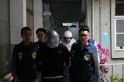 屏東縣枋寮鄉15日除夕夜發生3名男子搶銀樓案件,搶匪逃逸時衝撞警方偵防車,導致偵防車撞分隔島翻車,2名員警受傷,幸無大礙,警方逮捕3嫌,16日移送法辦。 圖:屏東縣枋寮警分局提供 屏東縣枋寮鄉15日除夕夜發生3名男子搶銀樓案件,搶匪逃逸時衝撞警方偵防車,導致偵防車撞分隔島翻車,2名員警受傷,幸無大礙,警方逮捕3嫌,16日移送法辦。 圖:屏東縣枋寮警分局提供