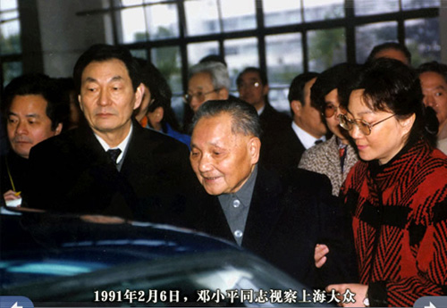 在1982年9月召開的中共12大上,鄧小平(中)曾在開幕辭中說,「任何外國不要指望中國做他們的附庸,不要指望中國會吞下損害我國利益的苦果。」 圖:翻攝自搜狐軍事頻道(資料照片) 在1982年9月召開的中共12大上,鄧小平(中)曾在開幕辭中說,「任何外國不要指望中國做他們的附庸,不要指望中國會吞下損害我國利益的苦果。」 圖:翻攝自搜狐軍事頻道(資料照片)