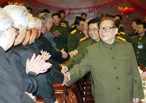 1991年,鄧小平(左3)第四次在上海過春節,仍然利用農曆年期間緊盯改革開放諸多擘劃,一刻不得閒,時任上海市長、上海市委書記的朱鎔基(左2)隨侍在側。 1991年,鄧小平(左3)第四次在上海過春節,仍然利用農曆年期間緊盯改革開放諸多擘劃,一刻不得閒,時任上海市長、上海市委書記的朱鎔基(左2)隨侍在側。