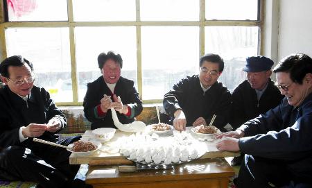 1991年,鄧小平(左3)第四次在上海過春節,仍然利用農曆年期間緊盯改革開放諸多擘劃,一刻不得閒,時任上海市長、上海市委書記的朱鎔基(左2)隨侍在側。 1991年,鄧小平(左3)第四次在上海過春節,仍然利用農曆年期間緊盯改革開放諸多擘劃,一刻不得閒,時任上海市長、上海市委書記的朱鎔基(左2)隨侍在側。