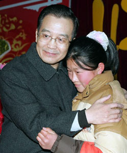 1991年,鄧小平(左3)第四次在上海過春節,仍然利用農曆年期間緊盯改革開放諸多擘劃,一刻不得閒,時任上海市長、上海市委書記的朱鎔基(左2)隨侍在側。 1991年,鄧小平(左3)第四次在上海過春節,仍然利用農曆年期間緊盯改革開放諸多擘劃,一刻不得閒,時任上海市長、上海市委書記的朱鎔基(左2)隨侍在側。