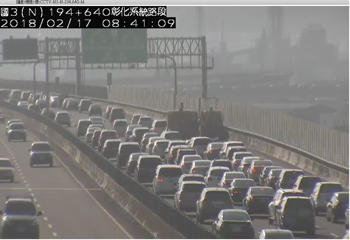 今日上午8時38分,國道3號南向195公里亦發生2輛小客車追撞事故,後方車隊回堵2公里,影響行車順暢,請用路人開車務必養足精神,注意前方路況。 圖:高速公路局/提供 今日上午8時38分,國道3號南向195公里亦發生2輛小客車追撞事故,後方車隊回堵2公里,影響行車順暢,請用路人開車務必養足精神,注意前方路況。 圖:高速公路局/提供
