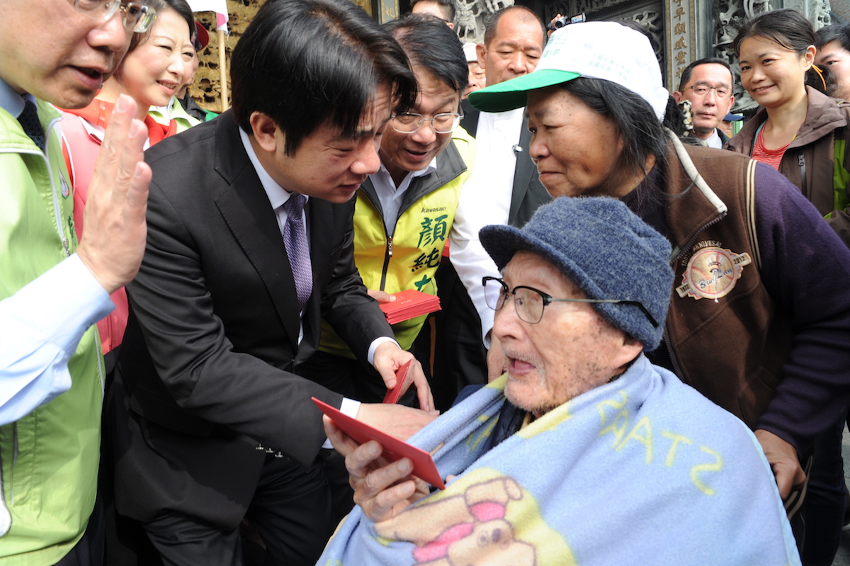 賴清德向台南市民拜年並發紅包,受到熱烈歡迎。 圖:行政院/提供 賴清德向台南市民拜年並發紅包,受到熱烈歡迎。 圖:行政院/提供